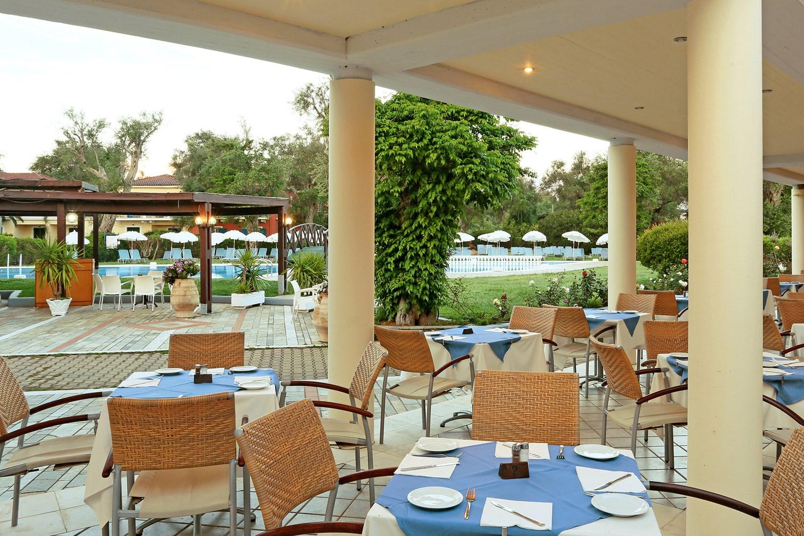 Sentido Apollo Palace Mesongí Exterior foto The poolside restaurant