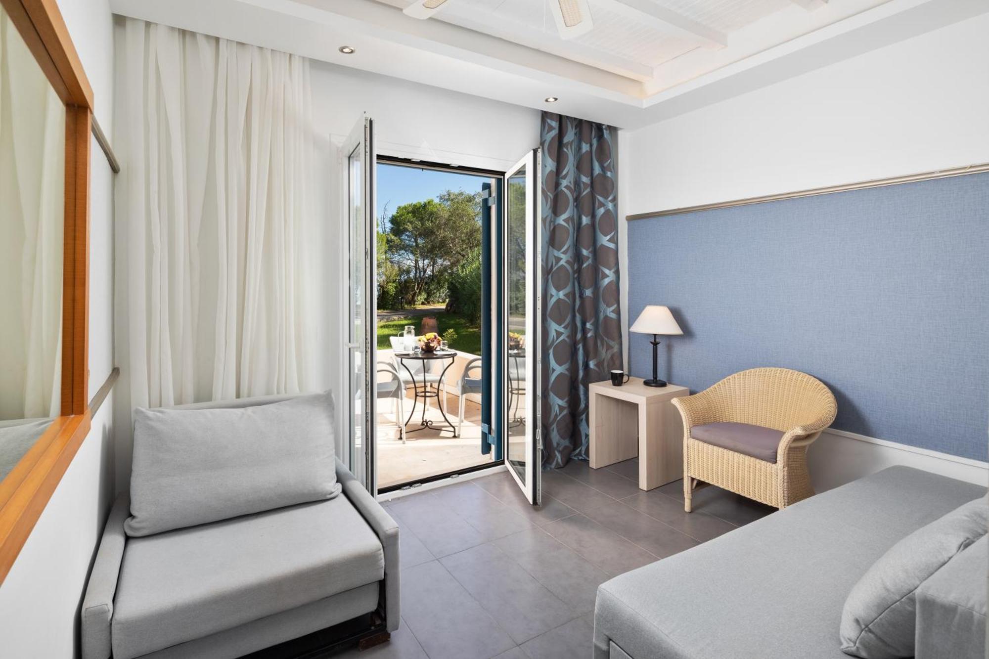 Sentido Apollo Palace Mesongí Exterior foto A room at the hotel