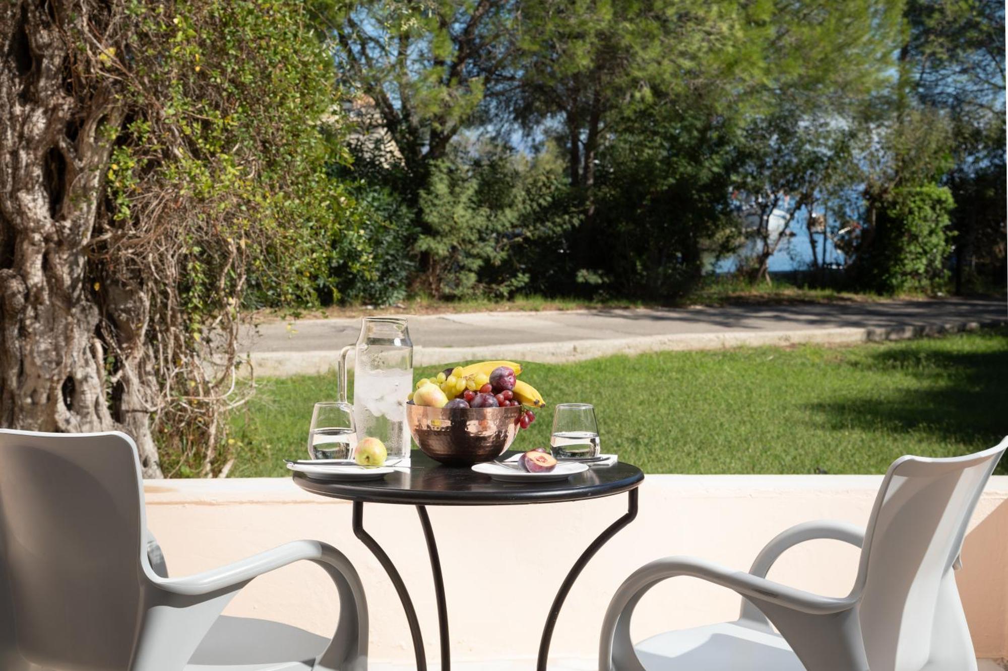 Sentido Apollo Palace Mesongí Exterior foto A view of the hotel's garden