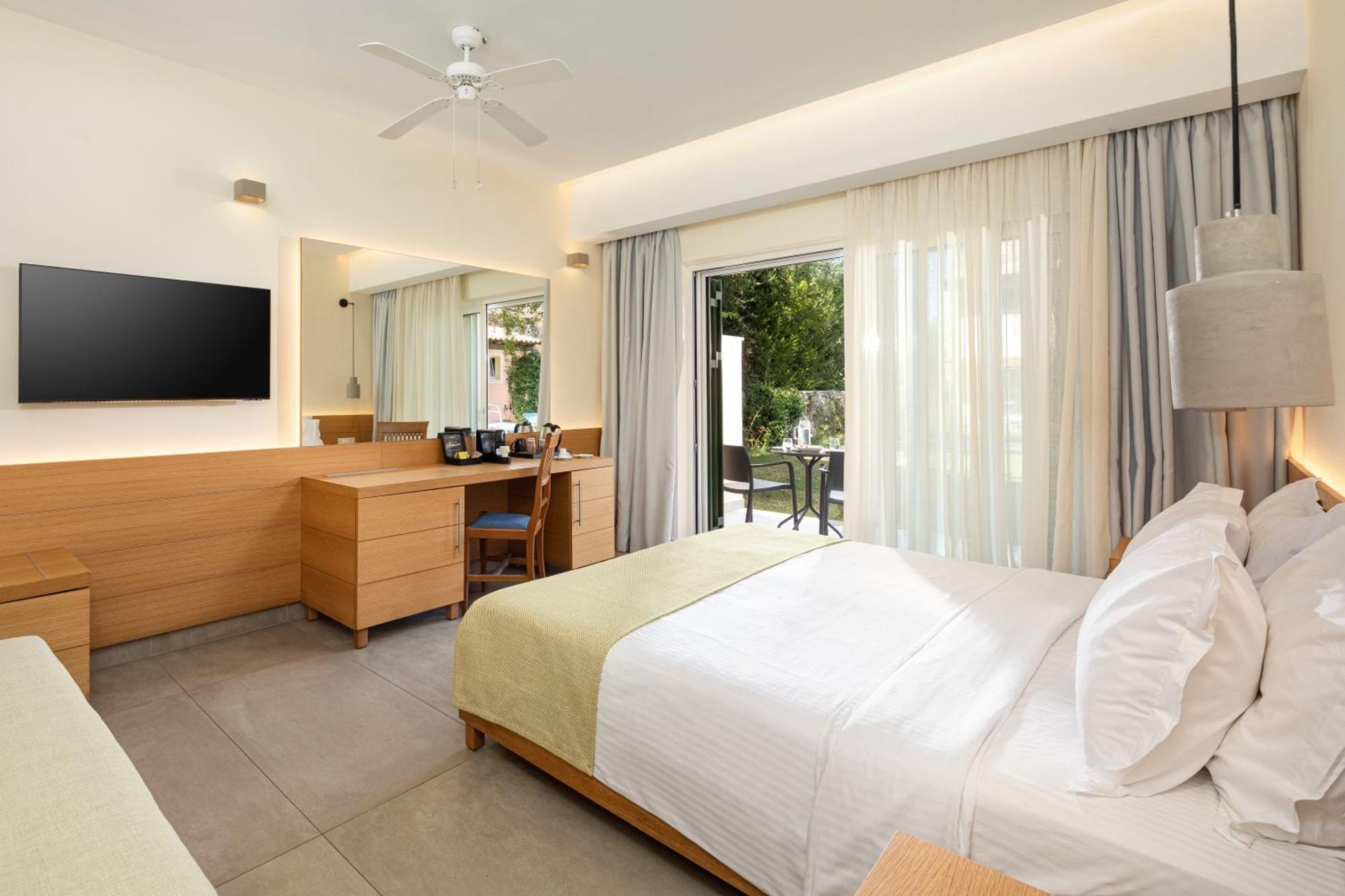 Sentido Apollo Palace Mesongí Exterior foto Deluxe Room